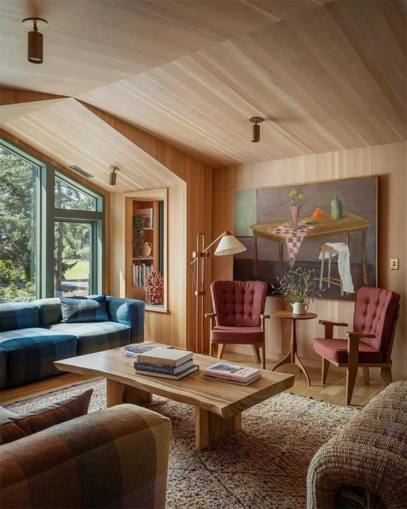 Une maison de vacances à la décoration Ranch Moderne par Jessica Helgerson où le bois domine