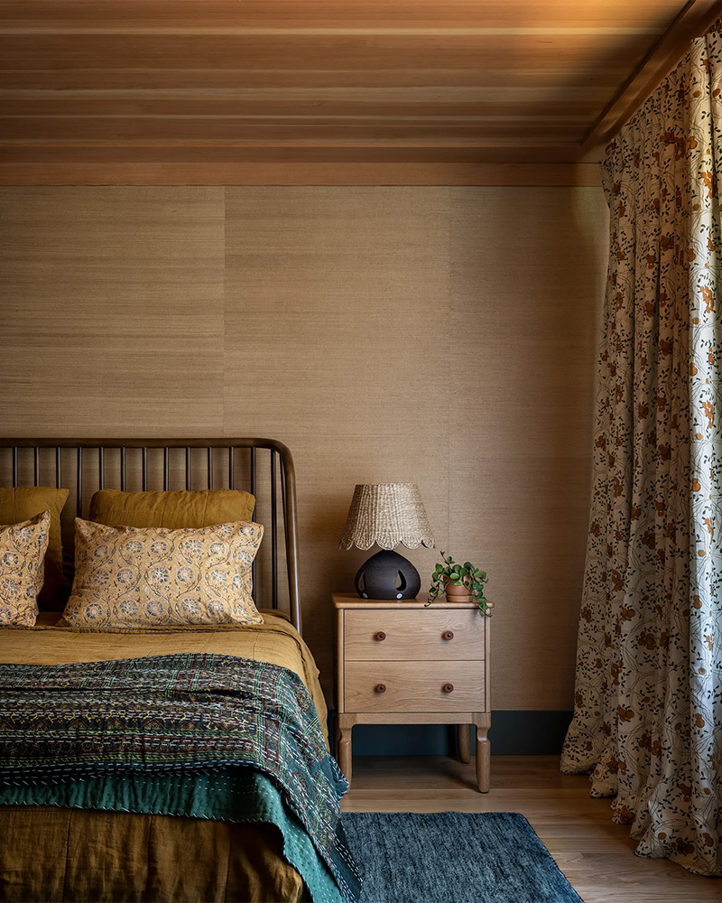 Une maison de vacances à la décoration Ranch Moderne par Jessica Helgerson. Une chambre qui ose les mélanges textiles