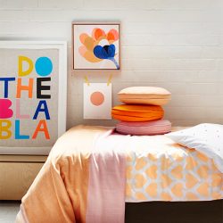 Découvrir Rachel Castle, des couleurs, des motifs aux couleurs régressives Castle-pennyround-cushions2