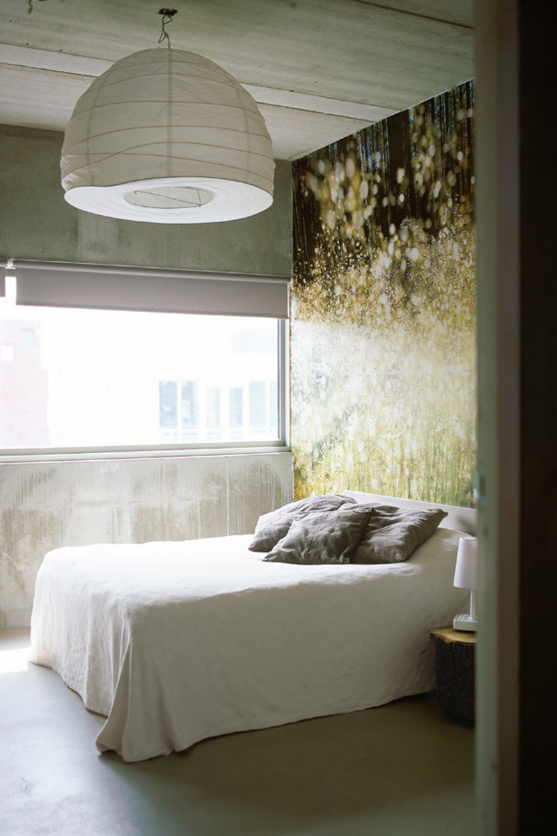Une chambre de style brutaliste avec un papier peint panoramique