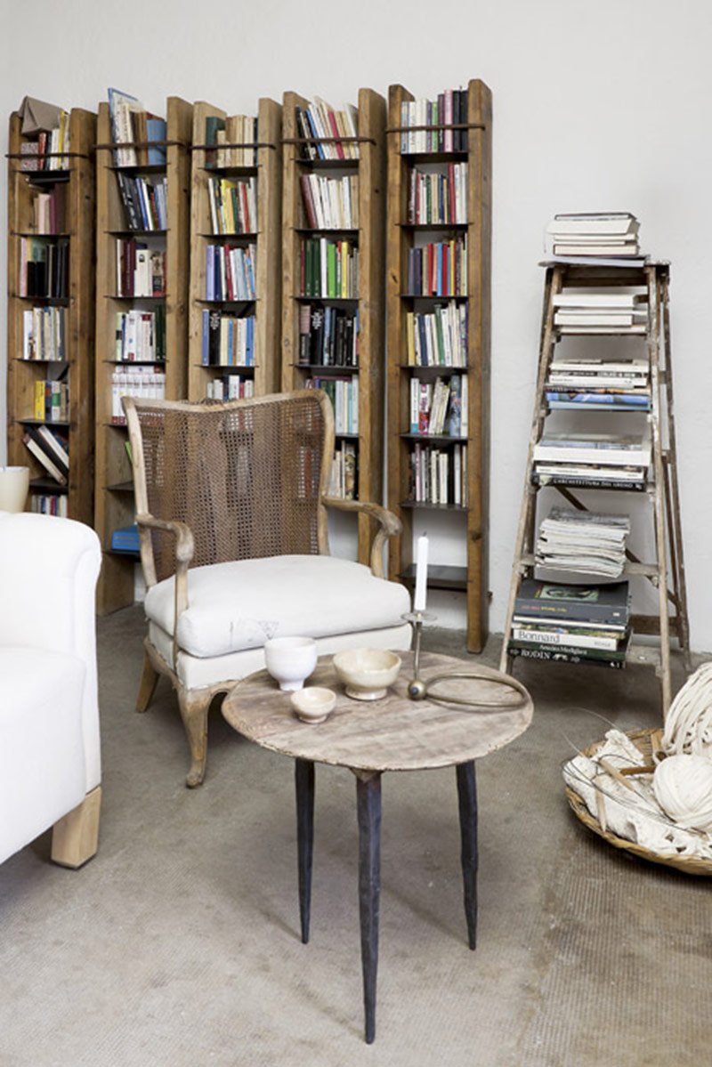 Un coin salon avec des bibliothèques de lives upcyclées et du mobilier chiné