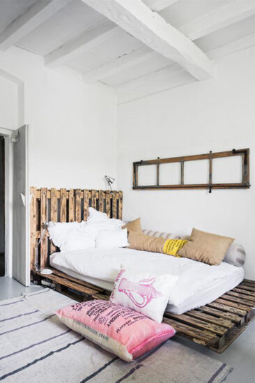 Un lit réalisé avec de vieilles palettes en bois brut