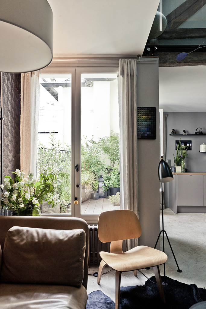 Un appartement sous les toits en perpétuel mouvement à Paris, par l'atelier d'archi