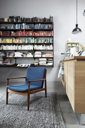 Déco scandinave à Hambourg : chez Lys Vintage // Classer ses livres par couleur de couverture