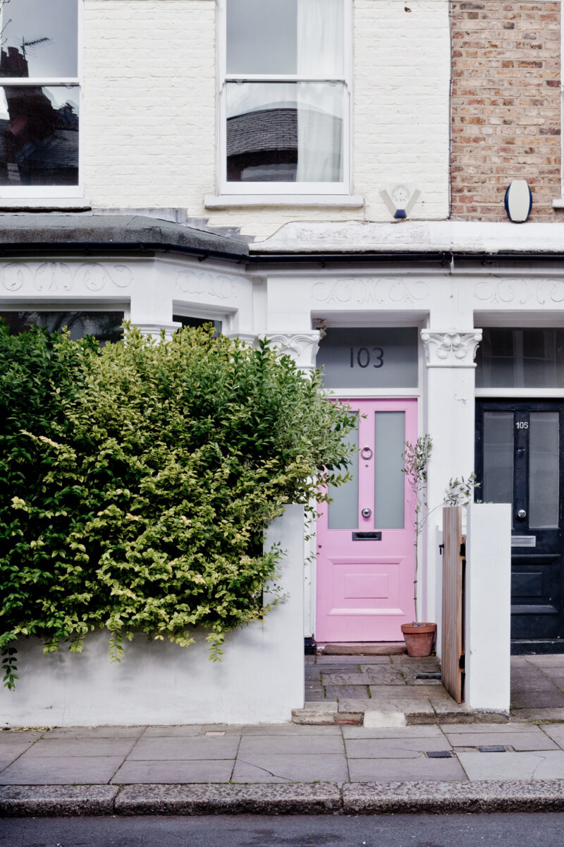 La maison de Karine Kong à Londres - Bodie and fou || Porte de rue rose