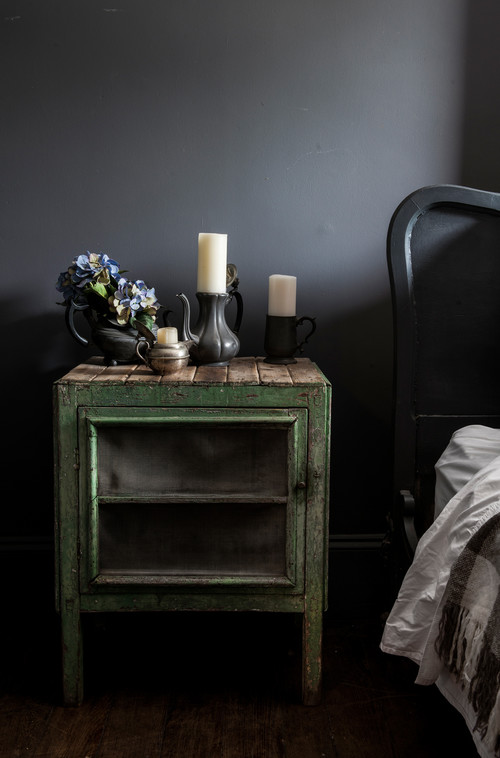 Une table de chevet vintage patinée