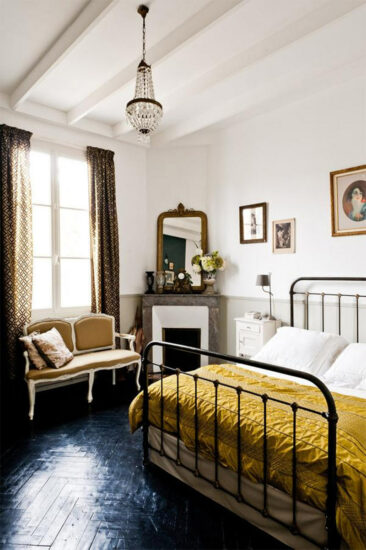 Une chambre de style Belle Époque avec son lit en fer forgé