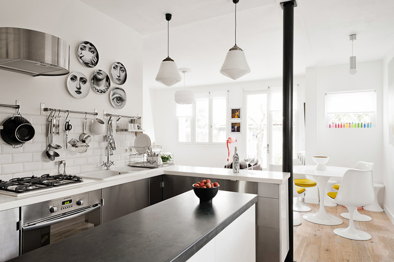 Une cuisine en noir et blanc de style scandinave industriel