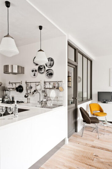 Une cuisine en noir et blanc de style scandinave industriel