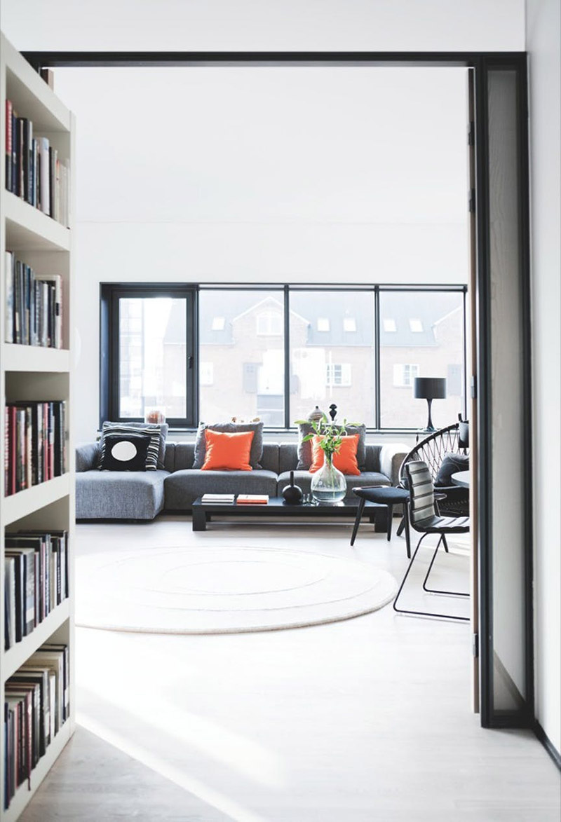 Un salon design de style scandinave minimaliste en noir et blanc