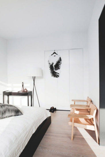 Une chambre minimaliste de style scandinave blanche