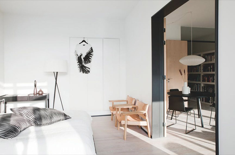 Une chambre minimaliste de style scandinave blanche
