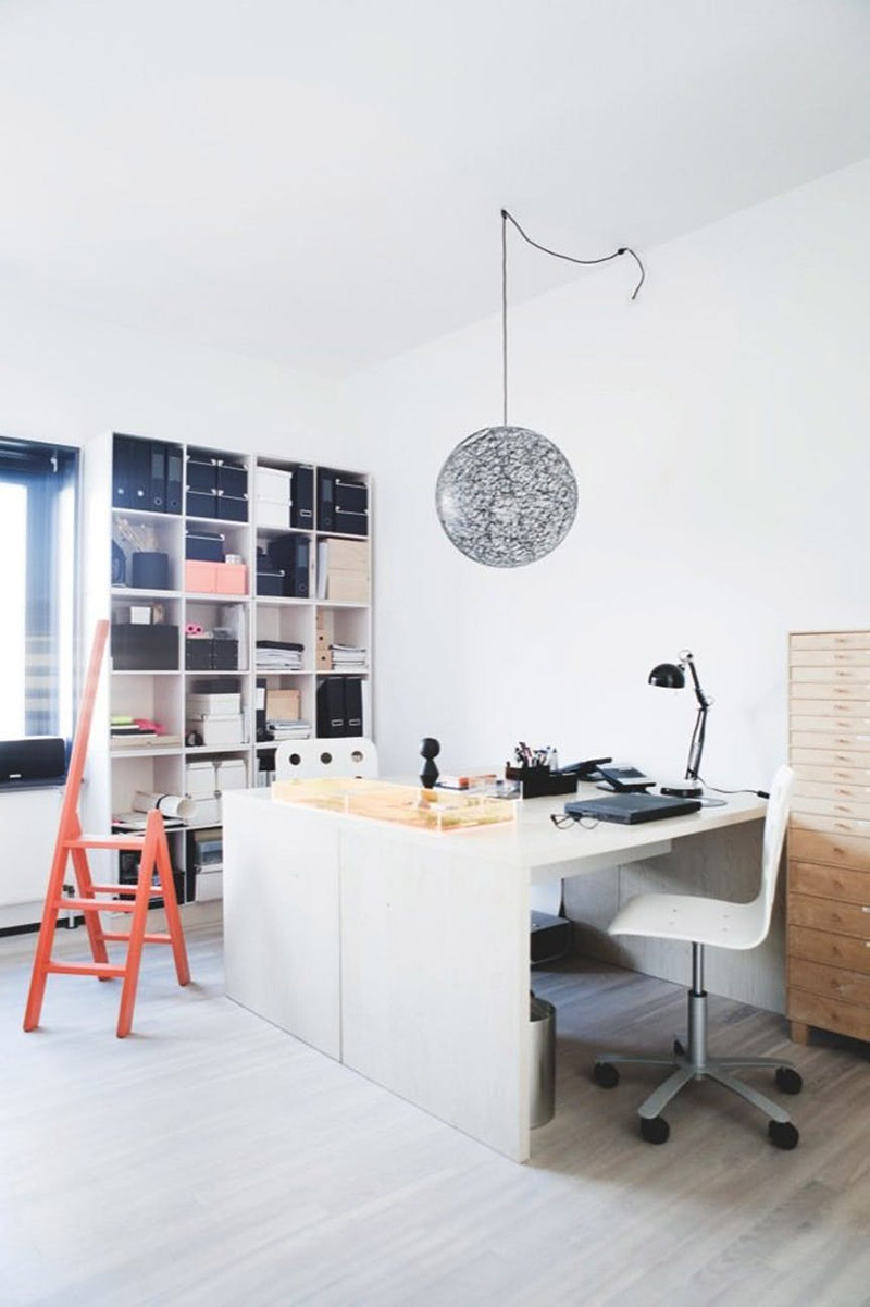 Un bureau en noir et blanc avec quelques touches de couleur