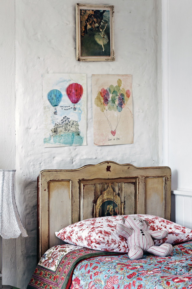 chambre d'enfant avec un lit vintage patiné