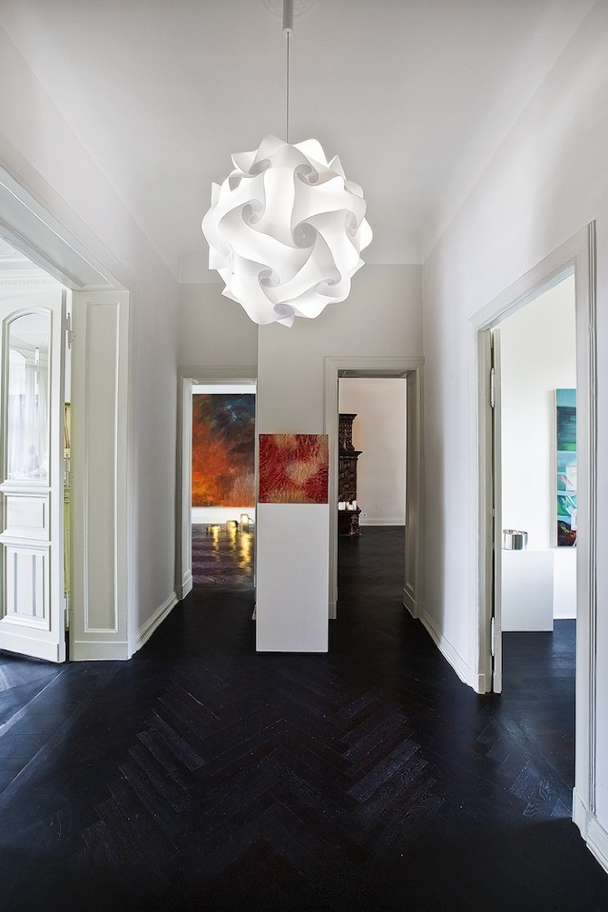 L'appartement de Guido Hager structuré par le noir 10 idées reçues ou pas sur la couleur noir en déco - L'appartement de Guido Hager structuré par le noir