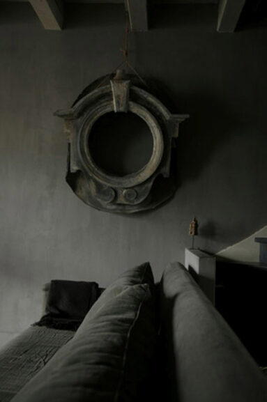 Un intérieur wabi sabi dans des teintes de gris sombre presque noir