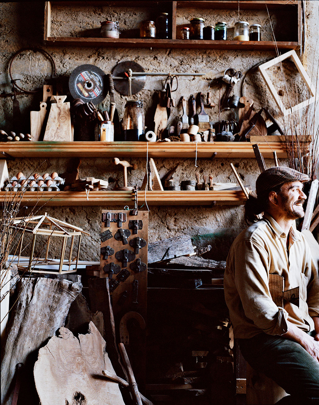 Andrea Brugi, artisan menuisier dans son atelier