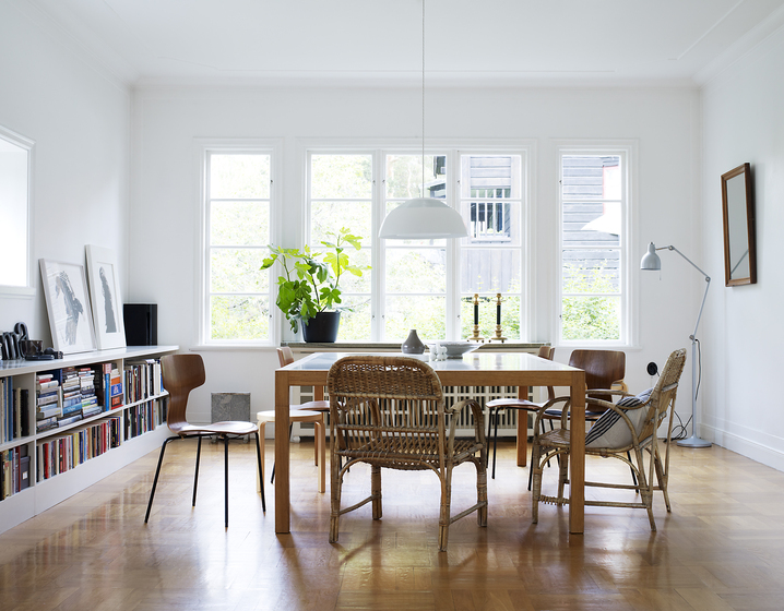 Appartement scandinave avec mixe and match de chaises en matériaux naturels bois et osier