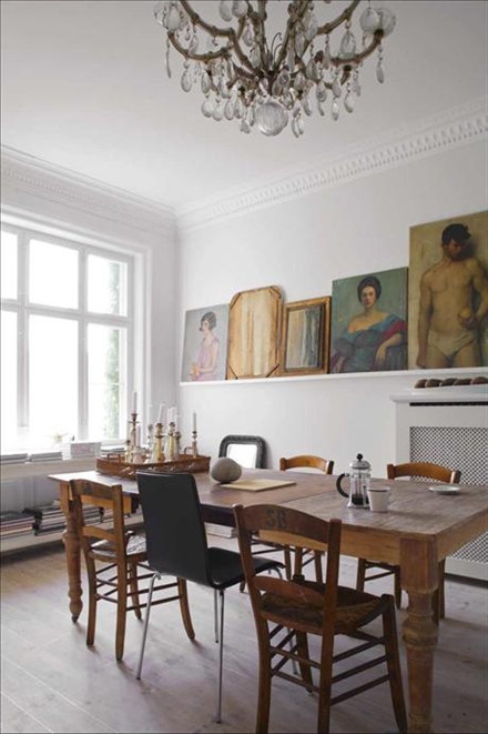 Salle à manger classique avec mixe and match de chaises en matériaux naturels bois