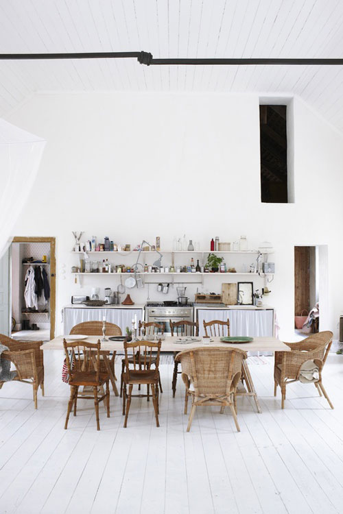 Maison scandinave avec mixe and match de chaises en matériaux naturels bois et osier
