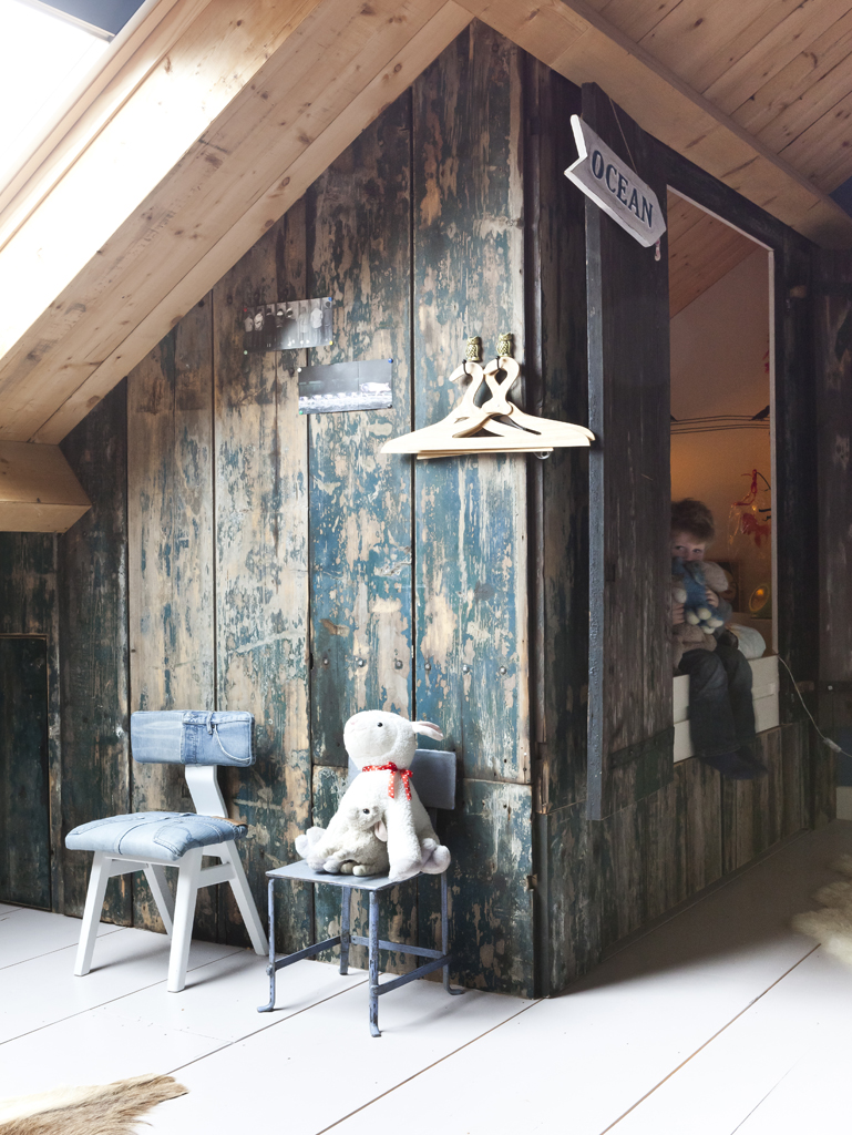 Une cabane dans la chambre d'enfant réalisée avec de vieilles planches de bois patinée