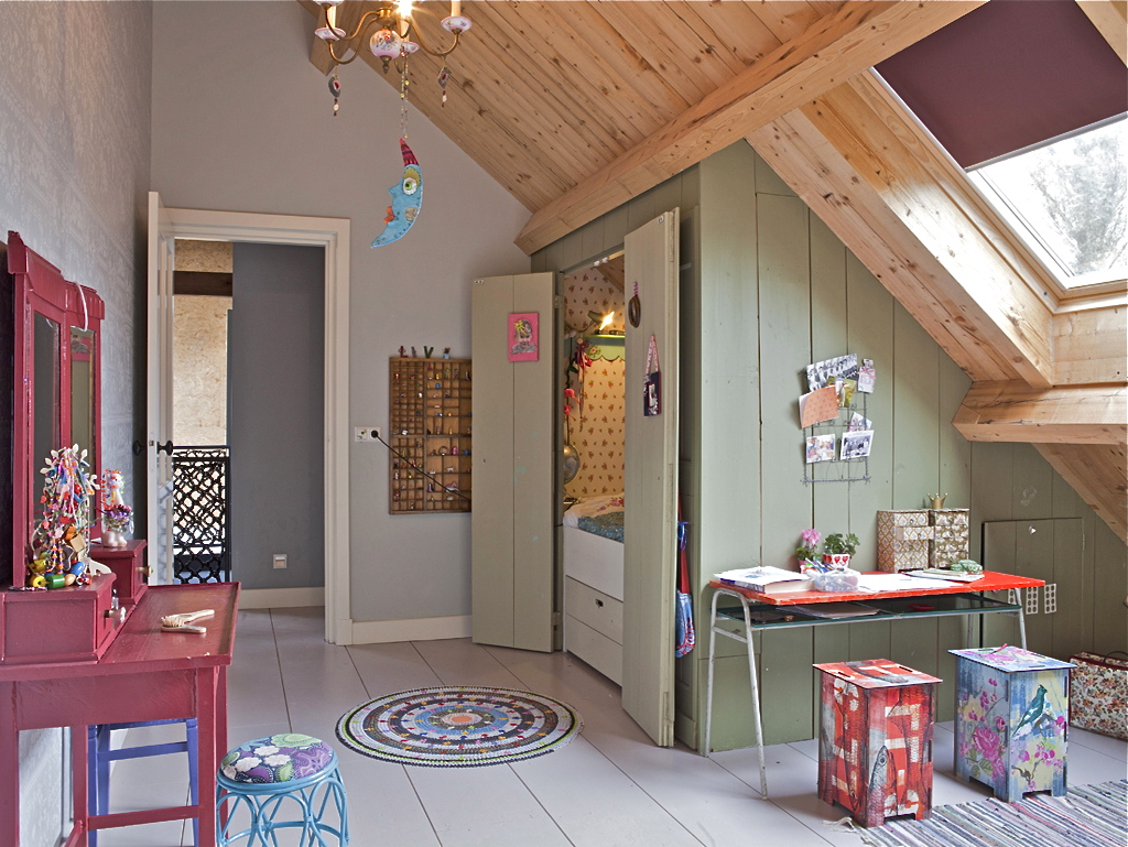 Une cabane dans la chambre d'enfant 