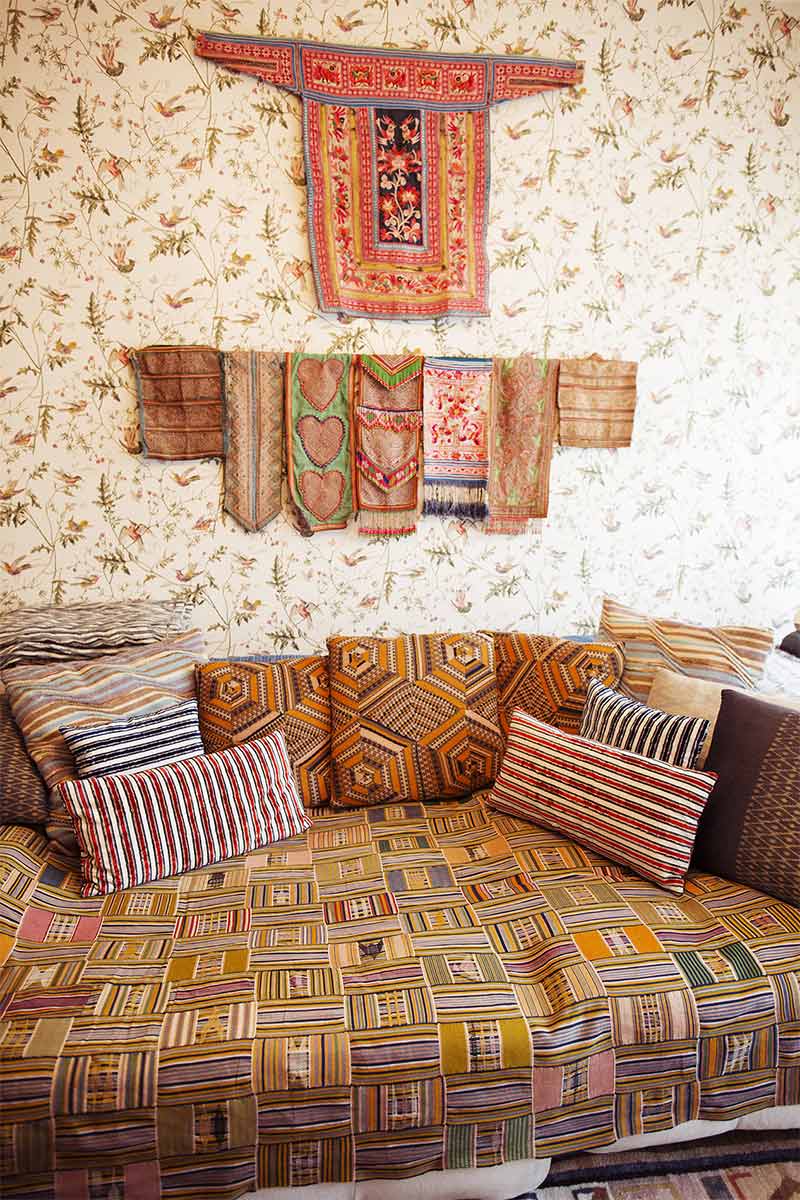Un daybed réalisé avec des tissus ethniques dans l'appartement de Margherita Missoni à Milan