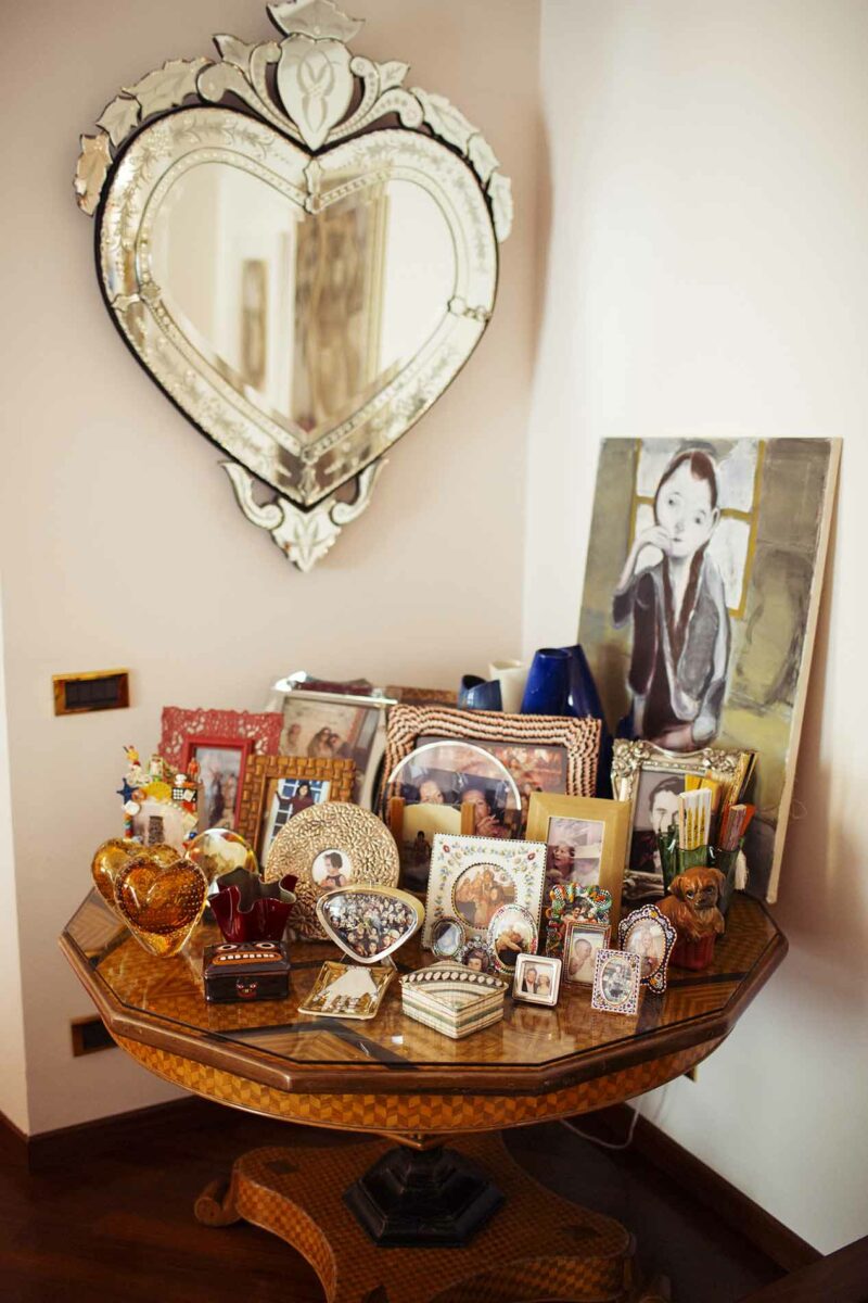 Accumulation de cadres antiques sur une table chinée