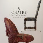 8 chairs par le duo anglais Clarke & Reilly