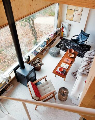 Une maison en bois écologique avec un décor moderne et design