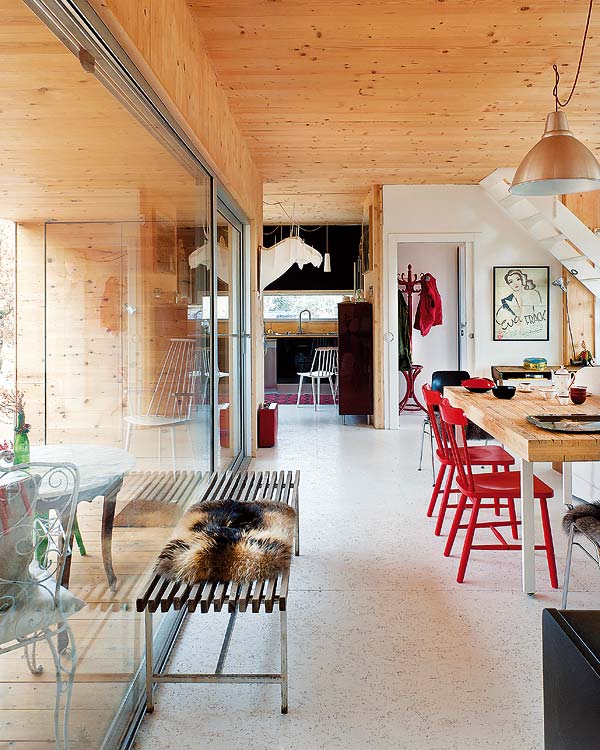 Une maison en bois écologique avec un décor moderne et design