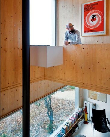 Une maison en bois écologique avec un décor moderne et design