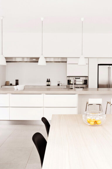 La cuisine ouverte minimaliste avec un îlot central en pierre