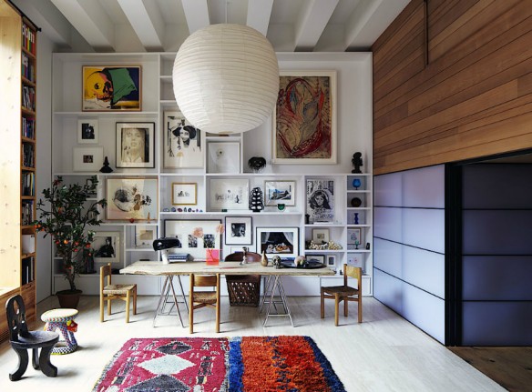 L'intérieur de Inez Vnoodh à New-york avec un tapis berbère comme une tache colorée L'intérieur de Inez Vnoodh à New-york avec un tapis berbère comme une tache colorée