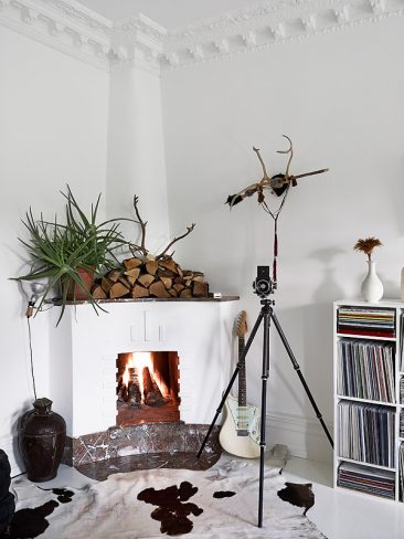 Créer le contraste ... pour moderniser l'ancien | Appartement blanc avec au fond un mur noir