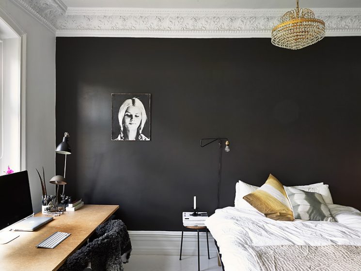 Créer le contraste ... pour moderniser l'ancien | Appartement blanc avec au fond un mur noir