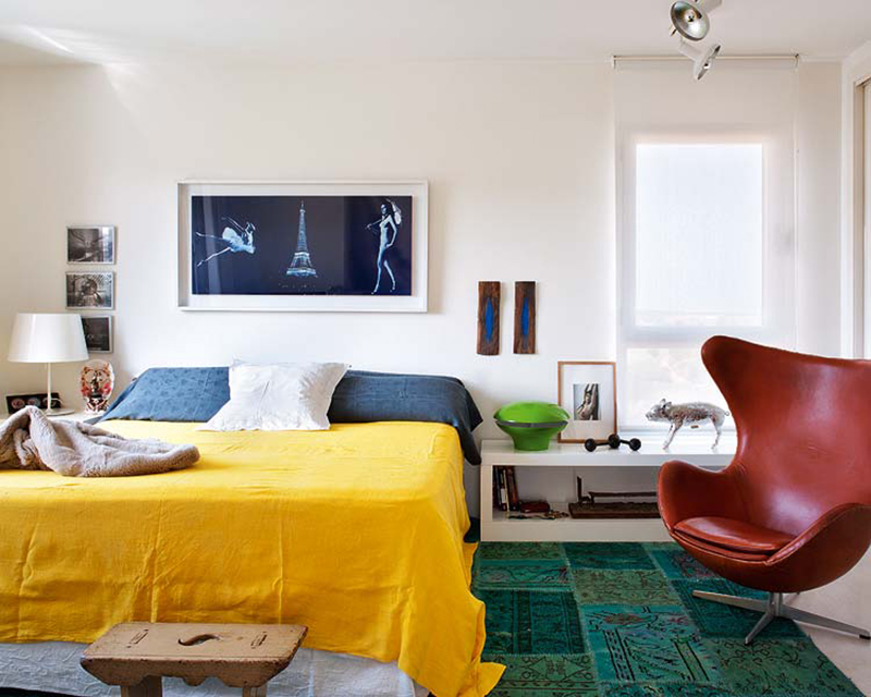 Une chambre qui affiche un télescopage de couleurs Pop : jaune citron, vert émeraude, rouge bordeaux 