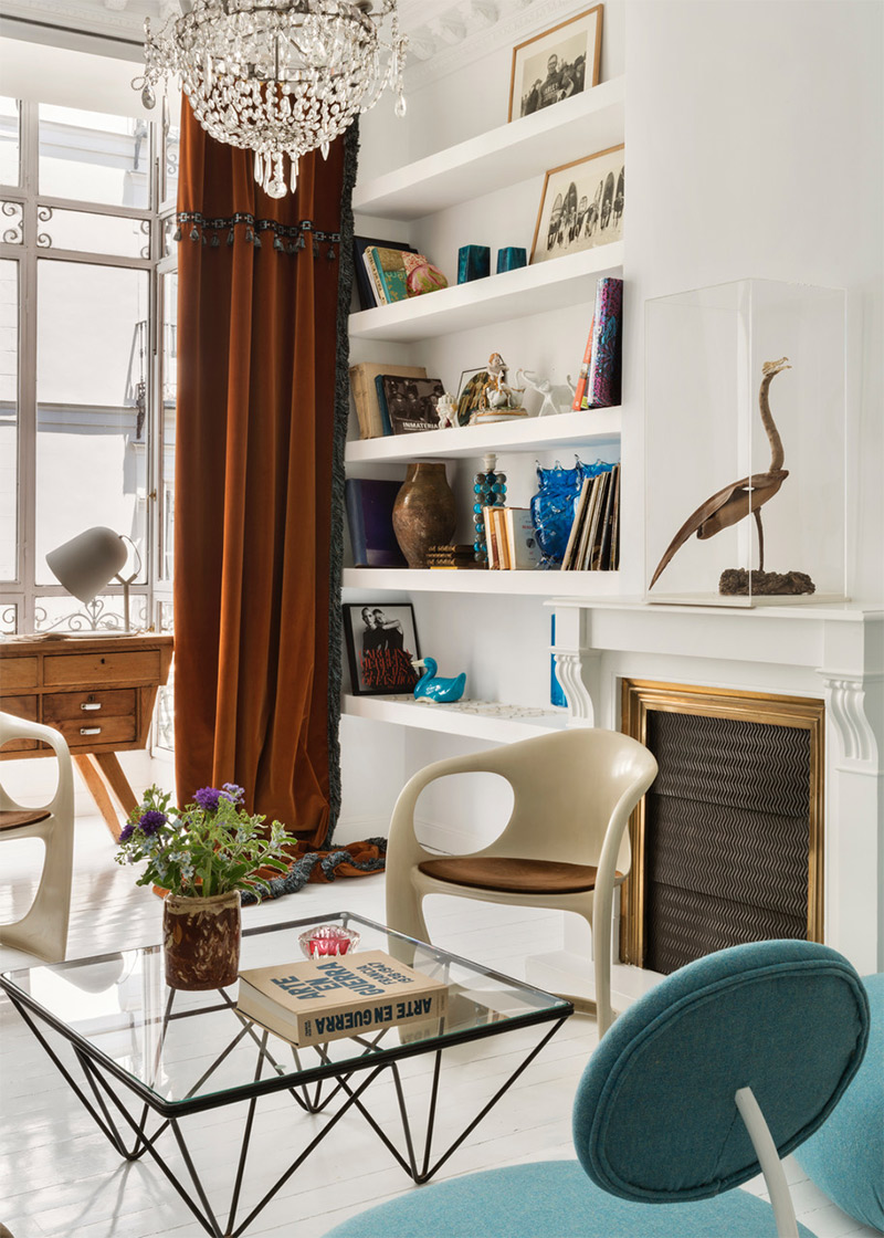 Un salon éclectique qui mixe meubles de brocante, art contemporain et mobilier vintage