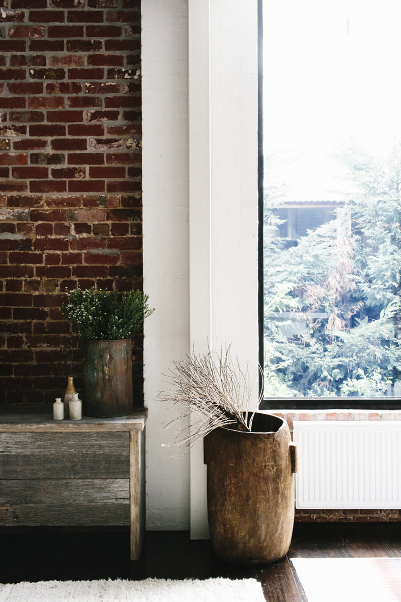 Un style industriel brocante avec beaucoup d'objets de style wabi sabi