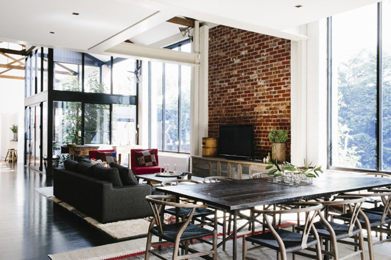 Une ambiance industrielle wabi sabi avec beaucoup de meubles de brocante