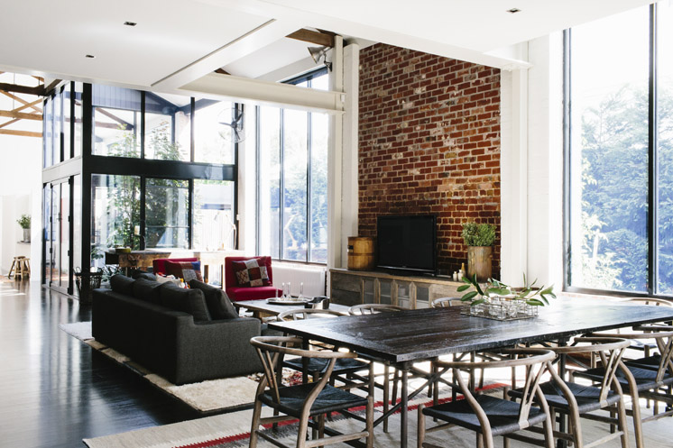 Entre loft et maison contemporaine chez la styliste Lynda Newton