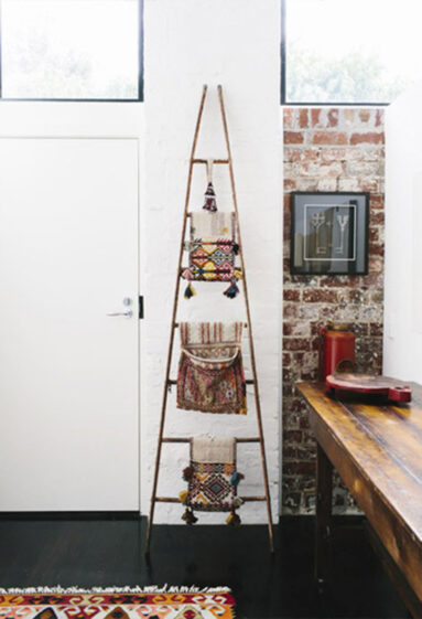 De nombreux tapis ethniques réchauffent le plancher noir