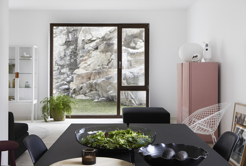 Un séjour de style scandinave en noir et blanc design et minimaliste
