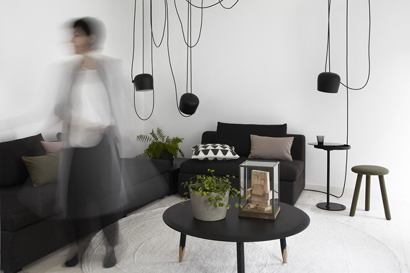 L'intérieur de la designer Eva Lilja Löwenhielm en noir et blanc