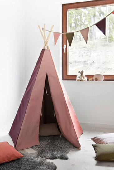 Un tipi rose pour cette chambre d'enfant de style scandinave design