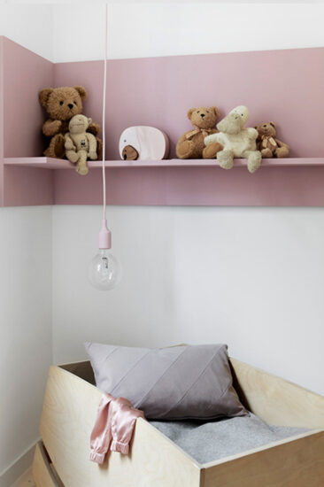 Des touches de rose pour cette chambre d'enfant de style scandinave design