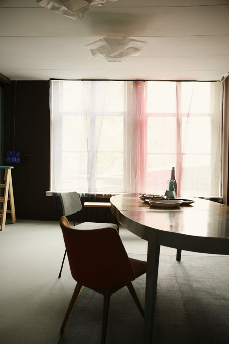Se créer une ambiance en clair-obscur confortable et chaleureuse || Hartenstraat appartement by Anne Dokter