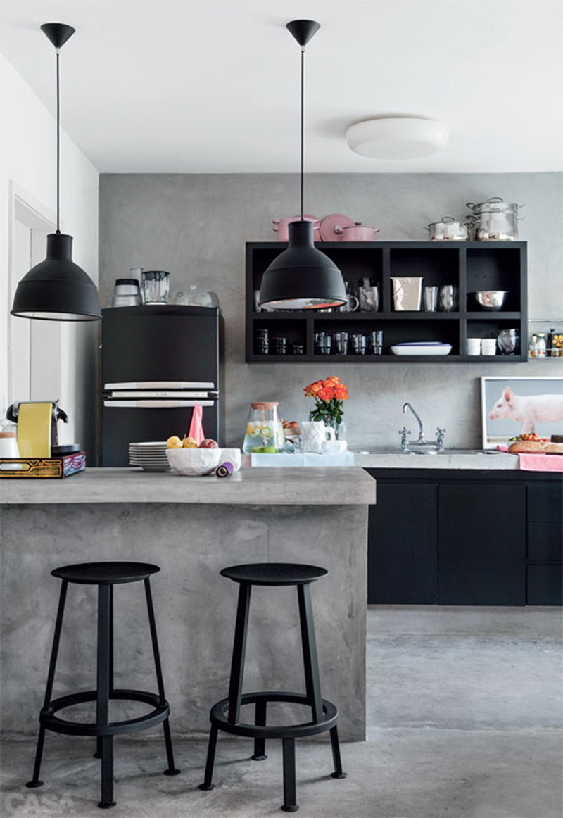 Une cuisine de style brutaliste en béton ciré et design