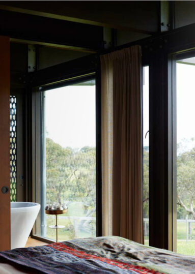 Une chambre ouverte sur l'extérieur avec de grandes baies vitrées