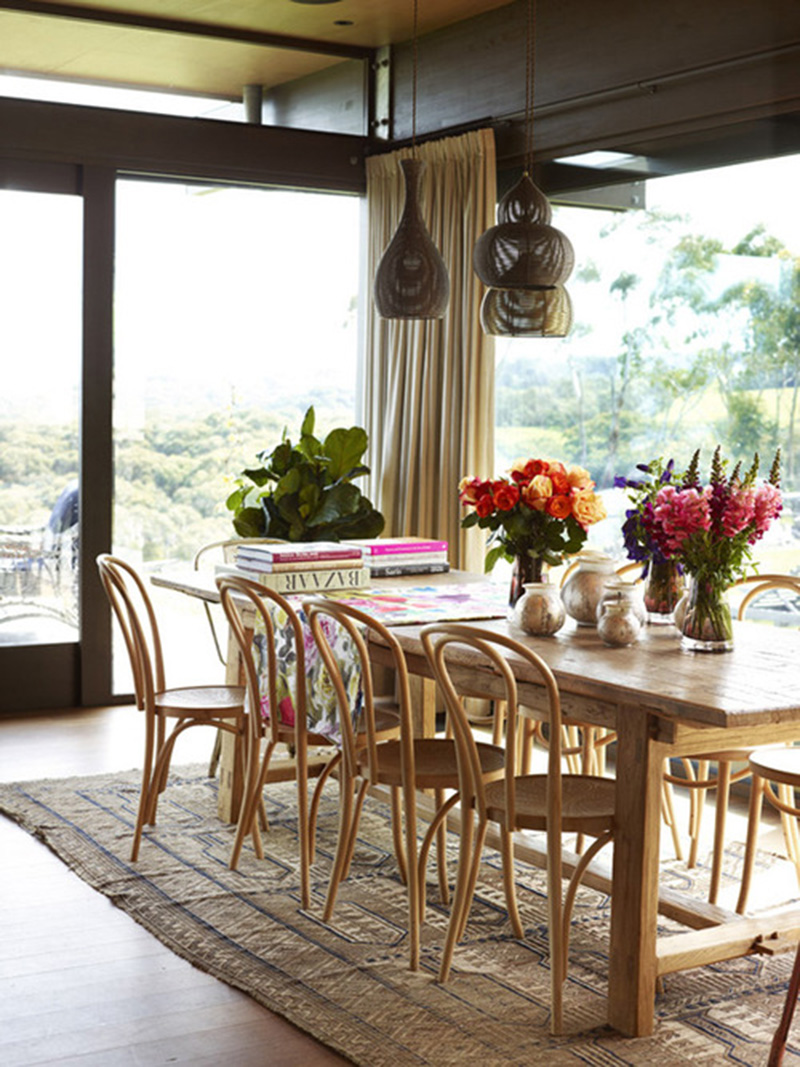 Une table de salle à manger avec bois avec sa collection de chaises bistrot